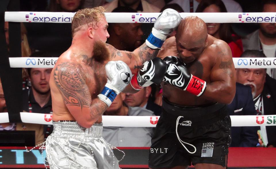 Nov 15, 2024; Arlington, Texas, UNITED STATES; Mike Tyson (black gloves) fights Jake Paul (silver gloves) at AT&T Stadium. Mandatory Credit: Kevin Jairaj-Imagn Images