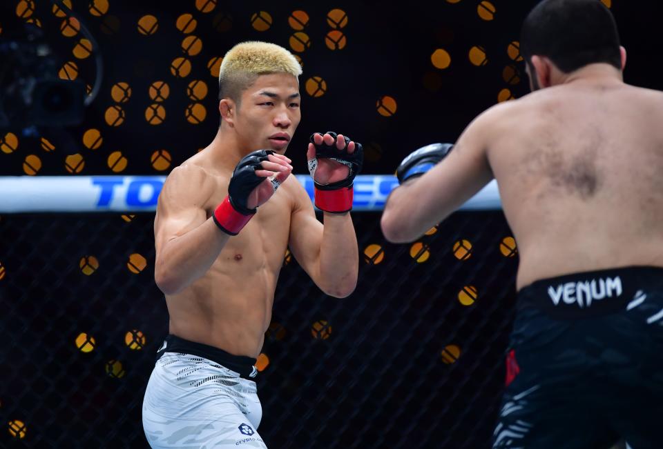 Jan 18, 2025; Inglewood, California, USA; Rinya Nakamura (red gloves) fights Muin Gafurov (blue gloves) during UFC 311 at Intuit Dome. Mandatory Credit: Gary A. Vasquez-Imagn Images