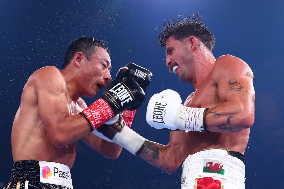 Ben Mahoney (right) earned surprisingly wide scorecards after his battle with Fan Zhang (Getty Images)