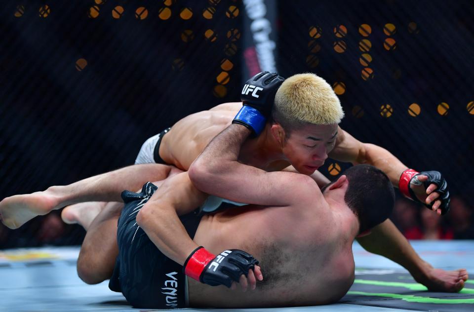 Jan 18, 2025; Inglewood, California, USA; Rinya Nakamura (red gloves) fights Muin Gafurov (blue gloves) during UFC 311 at Intuit Dome. Mandatory Credit: Gary A. Vasquez-Imagn Images