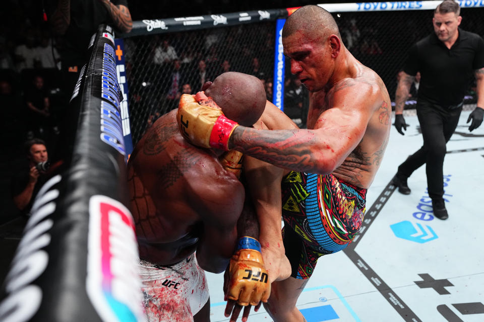 SALT LAKE CITY, UTAH - OCTOBER 05: (R-L) Alex Pereira of Brazil knees Khalil Rountree Jr. in the UFC light heavyweight championship fight during the UFC 307 event at Delta Center on October 05, 2024 in Salt Lake City, Utah. (Photo by Jeff Bottari/Zuffa LLC)