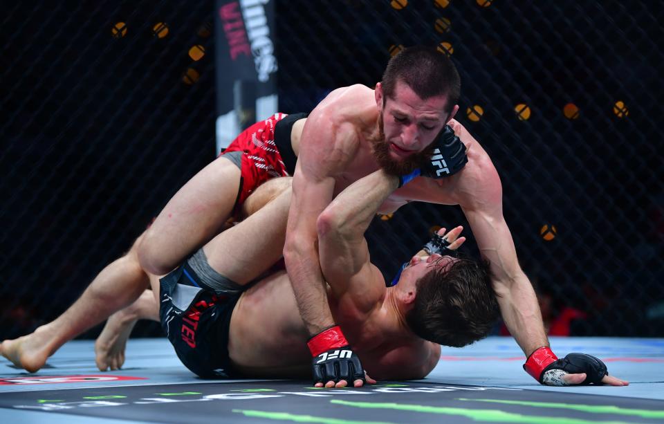 Jan 18, 2025; Inglewood, California, USA; Tagir Ulanbekov (red gloves) fights Clayton Carpenter (blue gloves) during UFC 311 at Intuit Dome. Mandatory Credit: Gary A. Vasquez-Imagn Images