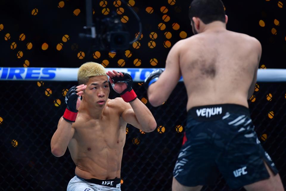 Jan 18, 2025; Inglewood, California, USA; Rinya Nakamura (red gloves) fights Muin Gafurov (blue gloves) during UFC 311 at Intuit Dome. Mandatory Credit: Gary A. Vasquez-Imagn Images