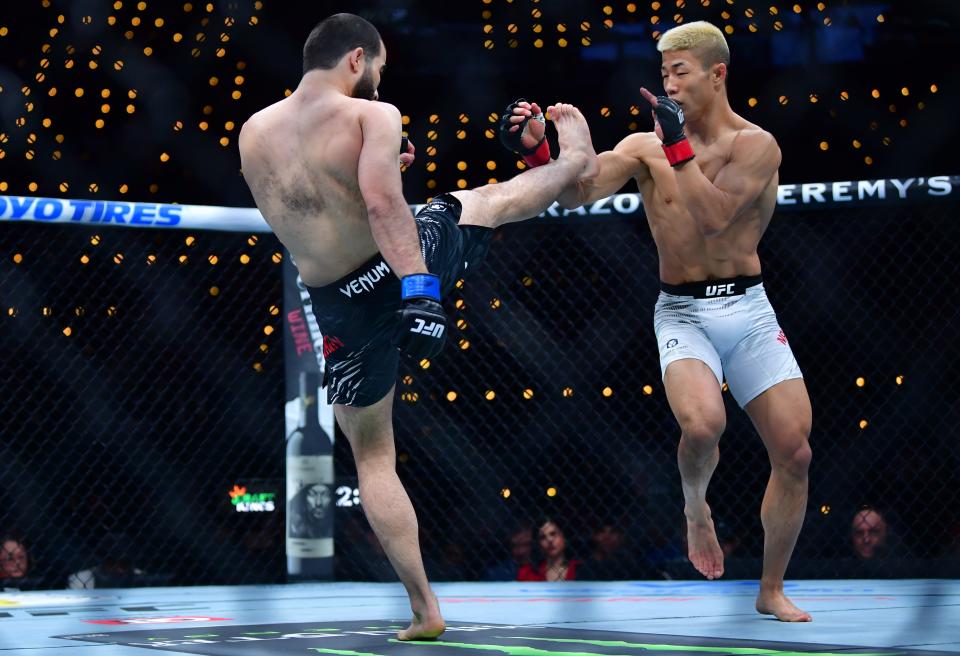 Jan 18, 2025; Inglewood, California, USA; Rinya Nakamura (red gloves) fights Muin Gafurov (blue gloves) during UFC 311 at Intuit Dome. Mandatory Credit: Gary A. Vasquez-Imagn Images