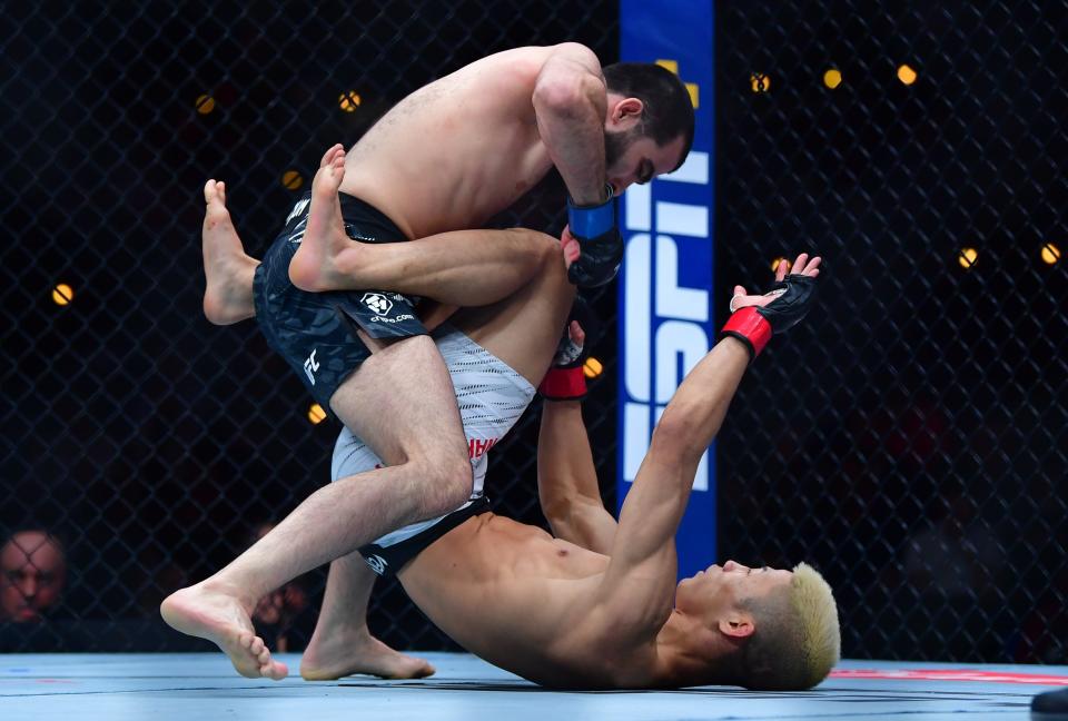 Jan 18, 2025; Inglewood, California, USA; Rinya Nakamura (red gloves) fights Muin Gafurov (blue gloves) during UFC 311 at Intuit Dome. Mandatory Credit: Gary A. Vasquez-Imagn Images