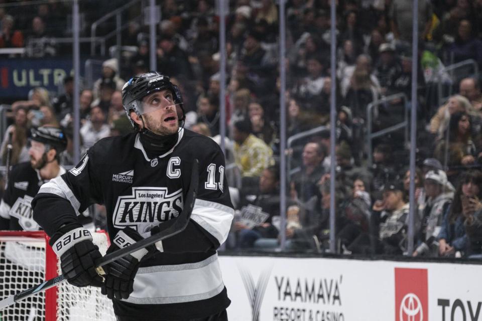 Kings center Anze Kopitar looks up at the scoreboard after missing an empty net goal attempt against the Flyers