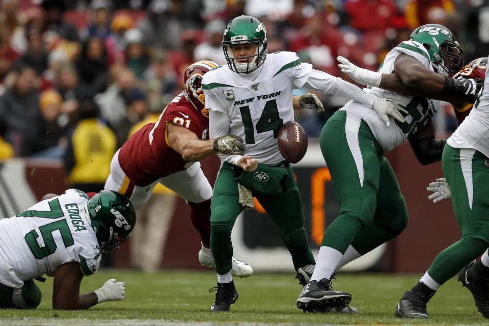 Washington's Ryan Kerrigan (91) causes Jets quarterback Sam Darnold to fumble in 2019.