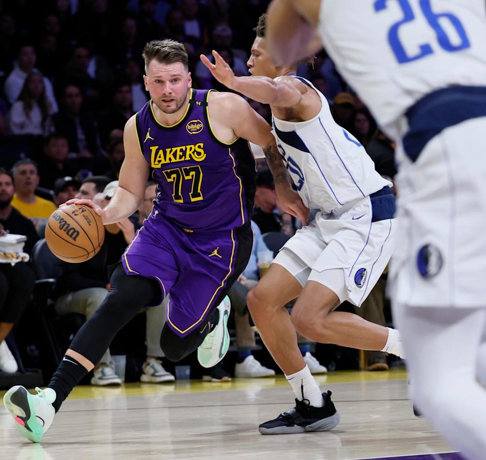 Luka Doncic drives to the basket past Dallas forward Kessler Edwards in the first half.