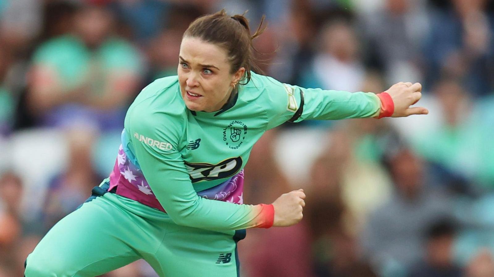 Mady Villiers bowls for Oval Invincibles in The Hundred