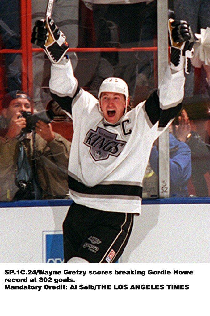 Wayne Gretzky scores goal No. 802 to break Gordie Howe's record March 23, 1994.