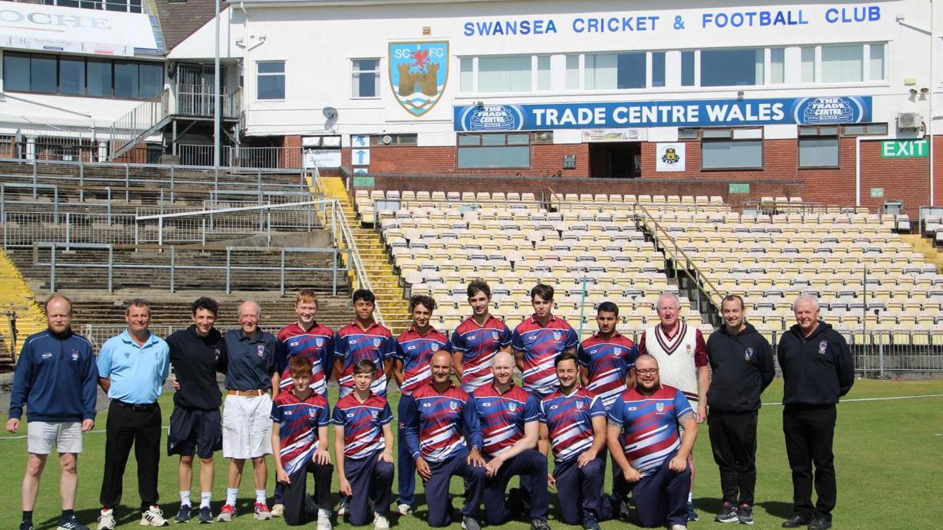 A team photo of the final home Swansea team to play at St Helen's