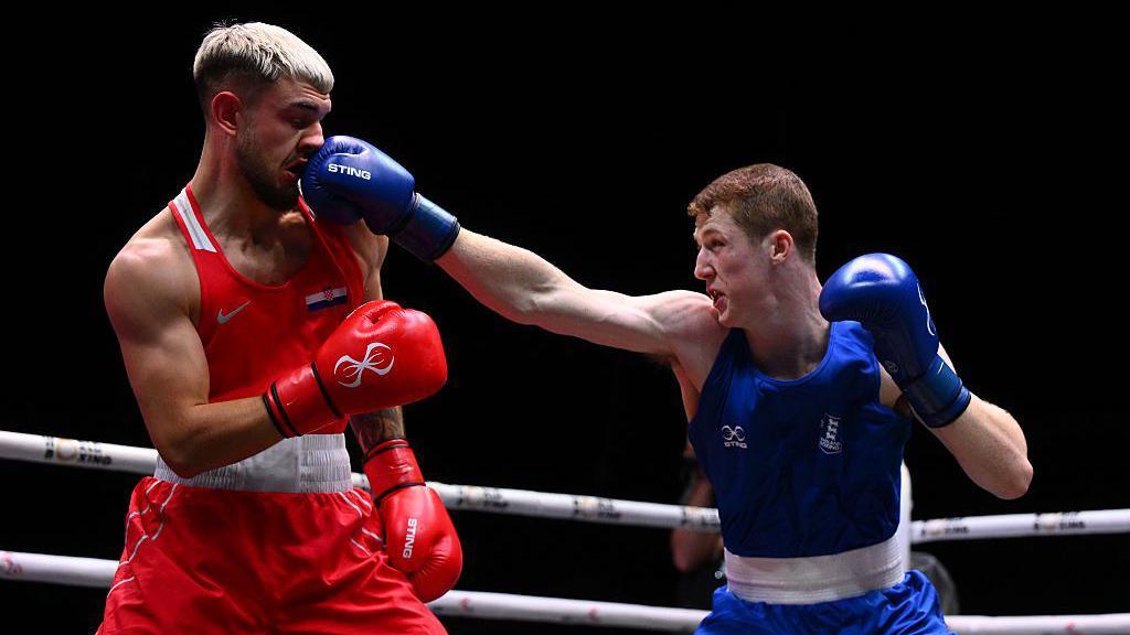 Petar Kresimir Knezevic from Croatia in red and Callum Makin from England in blue