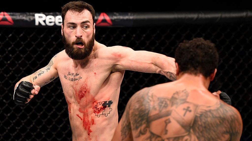 Paul Craig punches Henrique da Silva