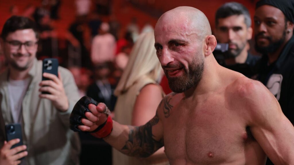 Daniel Cormier has an idea of how he wants to see the UFC featherweight division play out.The division is red-hot ...