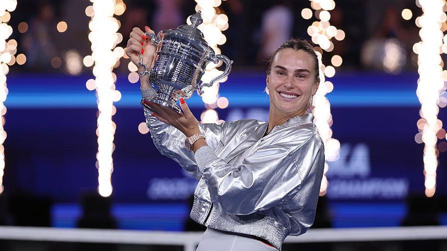 Aryna Sabalenka lifts the 2025 US Open final